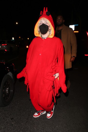 Billie Eilish arrived in full lobster cosplay and not have to showoff the claws.